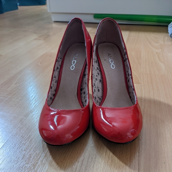 Glossy red pumps - Picture 1 of 2